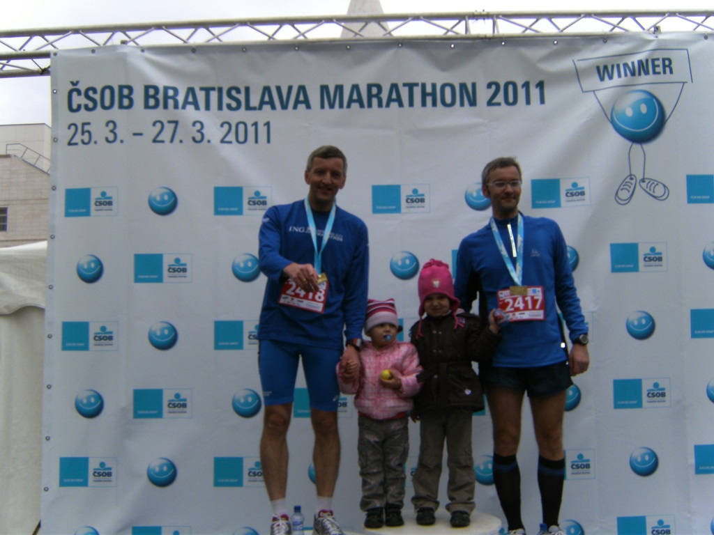 Im Ziel des Bratislava-HM mit Zwillingsbruder Harald und meinen Töchtern Bianca und Alina