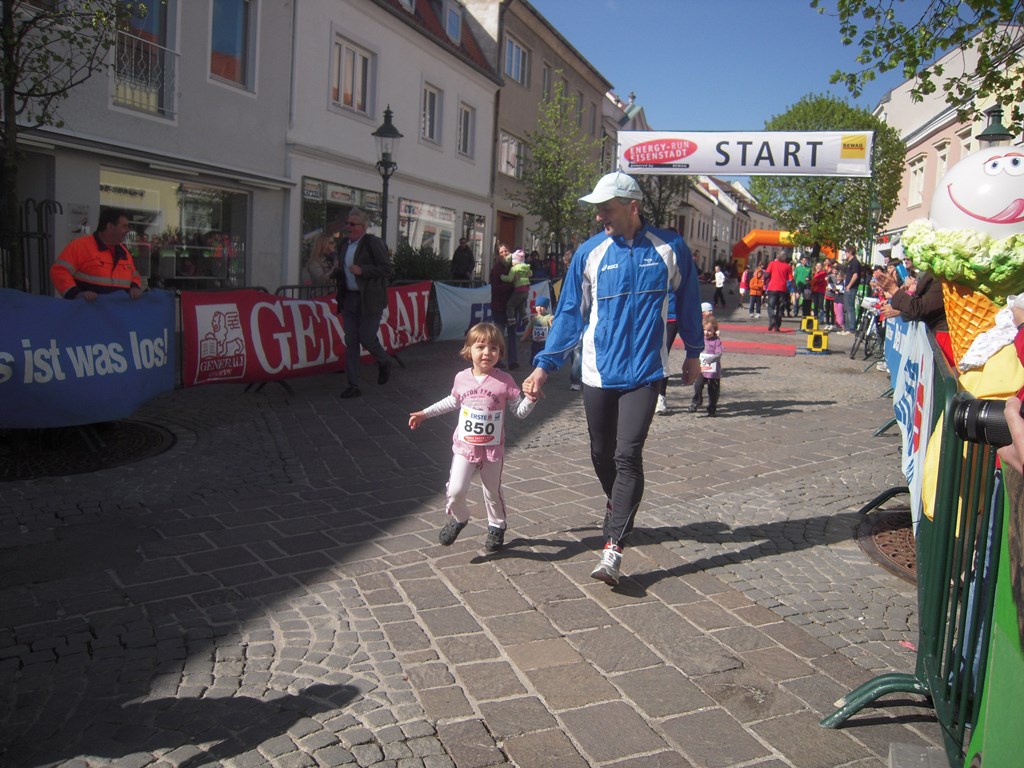 Alina mit Vati beim Knirpsenlauf