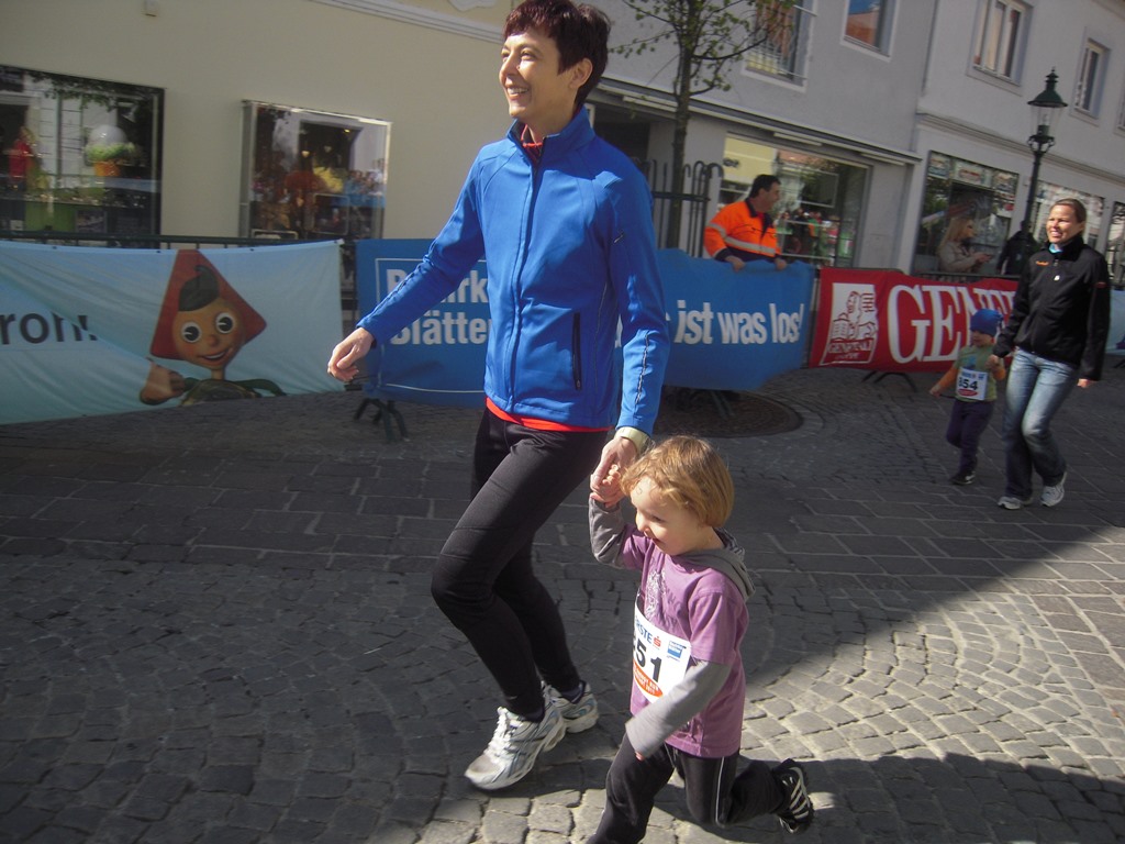 Bianca mit Mutti beim Knirpsenlauf