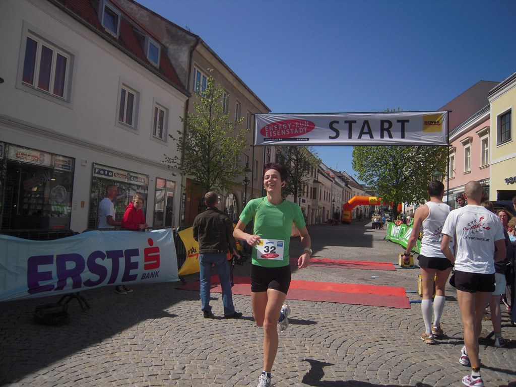 Sonja beim Zieleinlauf auf der Eisenstädter Hauptstrasse