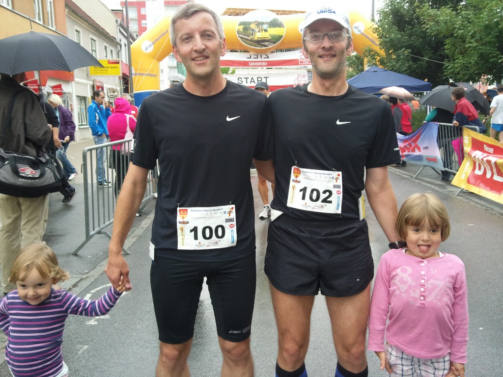 Im Ziel des Stadtlaufs Oberpullendorf mit Zwillingsbruder Harald und den Töchtern Bianca und Alina