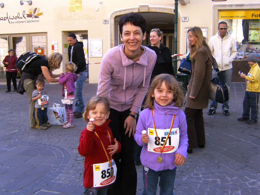 Bianca und Alina mit ihrer Mutti im Ziel des Energy Run 2012