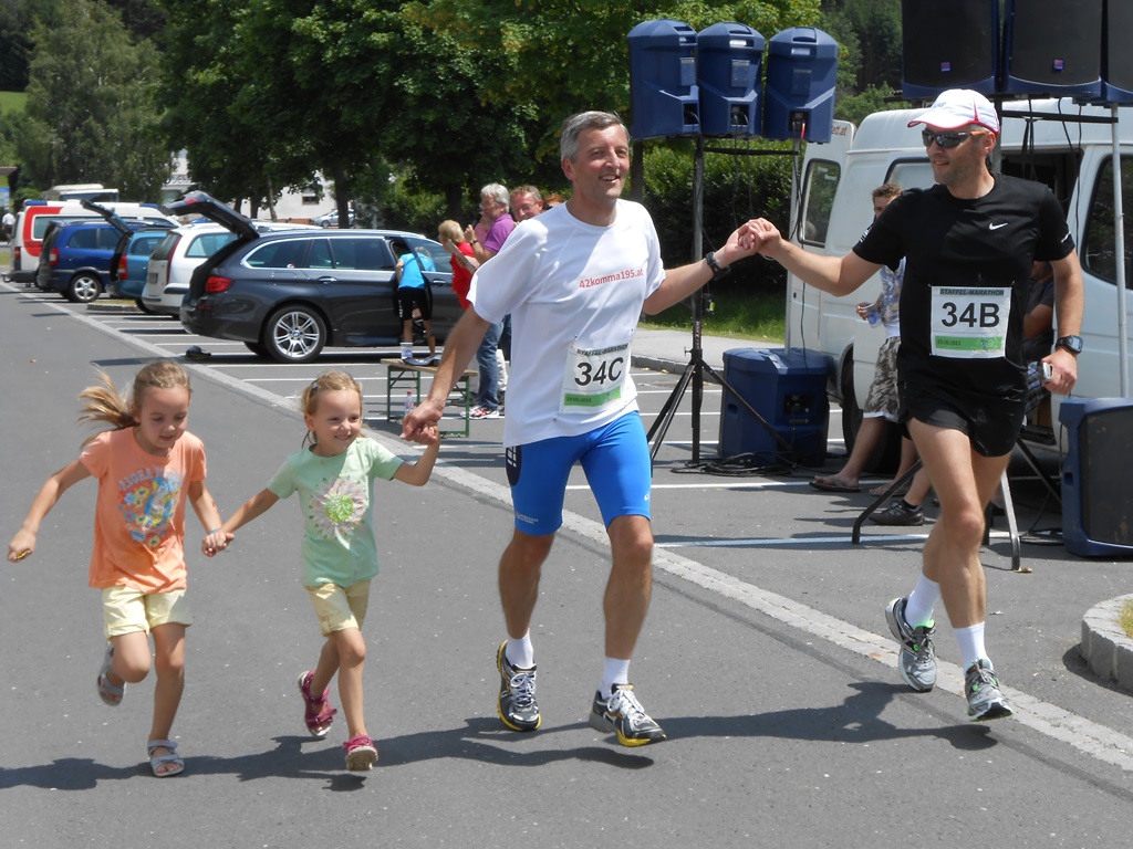 Zieleinlauf beim Energiedorflauf Ollersdorf 2013 mit Alina, Bianca und Harald